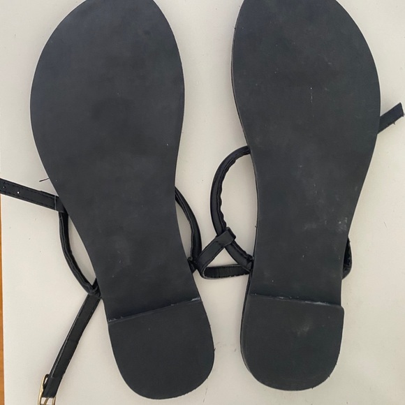 Black Steve Madden sandals with gold bow - Picture 3 of 3